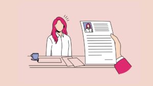 mulher e seu currículo sendo avaliados