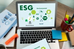 computador com uma apresentação de ESG na tela