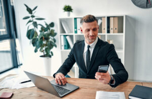 homem em um escritório trabalhando no seu computador