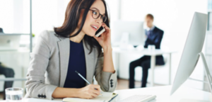 mulher no escritório atendendo o telefone