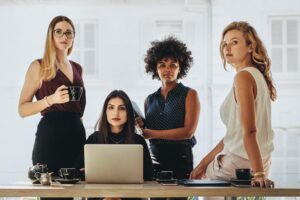 um grupo de mulheres trabalhando juntas