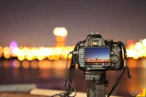 câmera de fotografia fotografando uma cidade