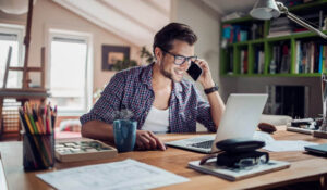 homem trabalhando em home office