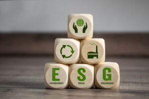 pirâmide de blocos com desenhos sobre o meio ambiente e com a sigla "ESG"
