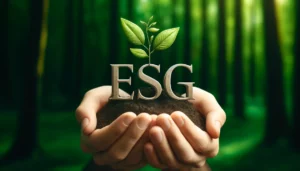 Duas mãos postas, um monte de terra nelas e uma planta saindo desse monte, com a sigla ESG. Ao fundo, uma floresta verde. 