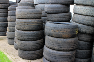 Várias pilhas de pneus para devolução, para cumprir logística reversa e reciclagem
